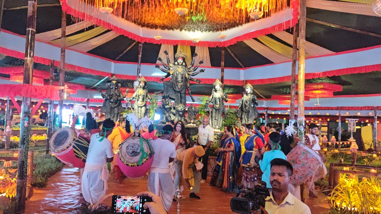Durga idol with dhaki drummers and visitors